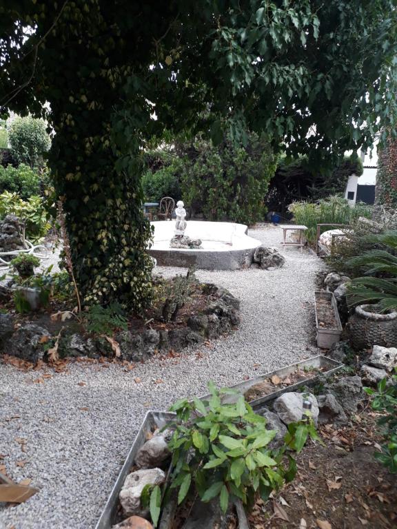 ムージャンにあるLa Mignardeの庭中の噴水付庭園
