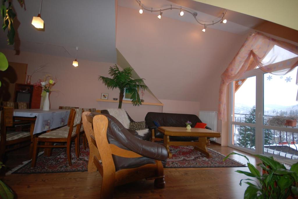uma sala de estar com uma mesa e um sofá em Vasco em Wisla