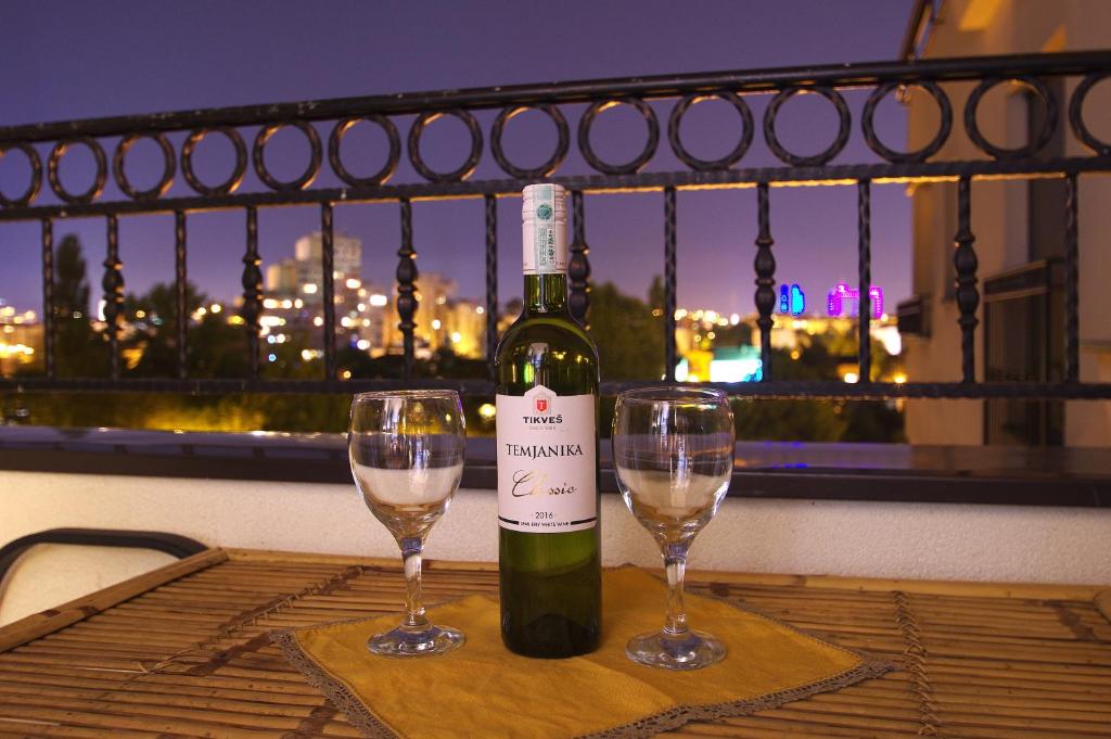 een fles wijn en twee glazen op een tafel bij Apartman Banja Luka in Banja Luka