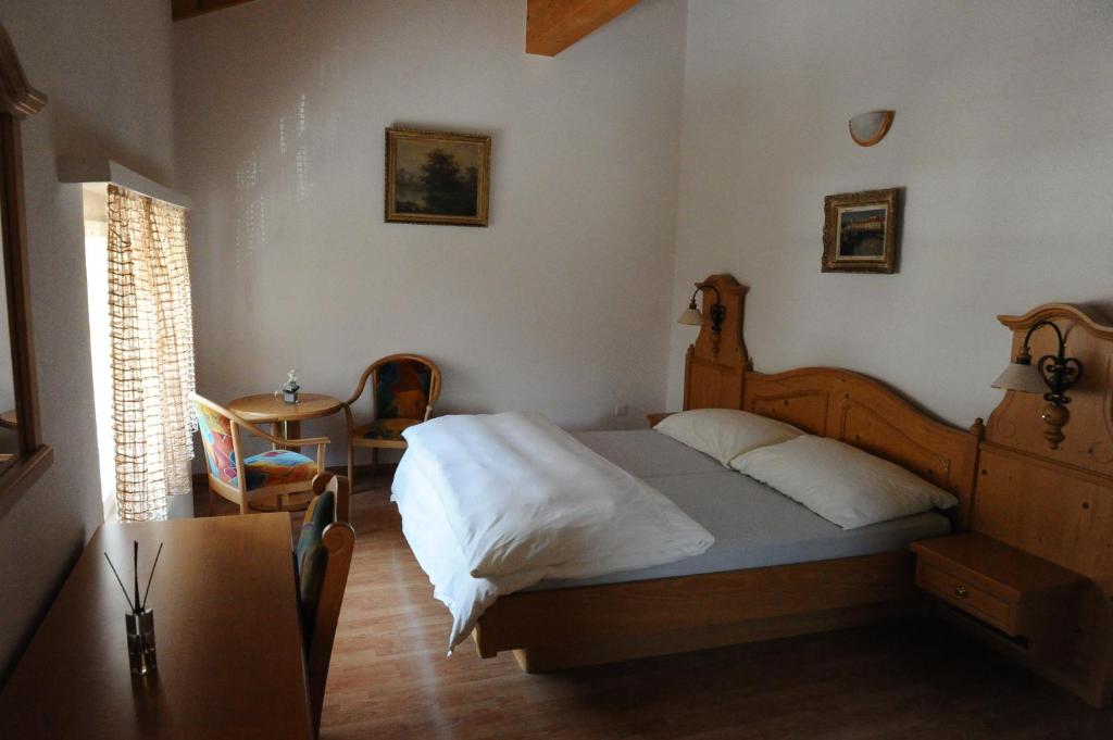 ブリークにあるGasthaus - Restaurant Simplon va hieのベッドルーム(ベッド1台、テーブル付)