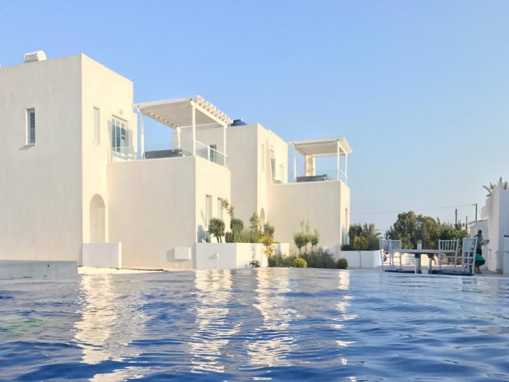 una piscina con vistas a una villa en WaveBreeze Villas en Pafos