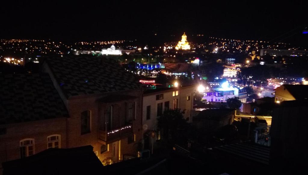 Nespecifikovaný výhled na destinaci Tbilisi nebo výhled na město při pohledu z penzionu – hostince