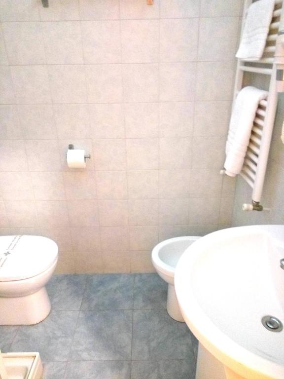 A bathroom at Michelangelo Rooms