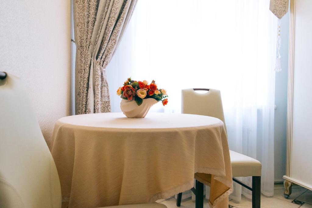 stół z wazonem kwiatów w obiekcie VIP apartmen w mieście Sumy