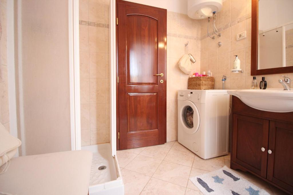 łazienka z umywalką i pralką w obiekcie Romantic Apartment Pusta w Rovinj