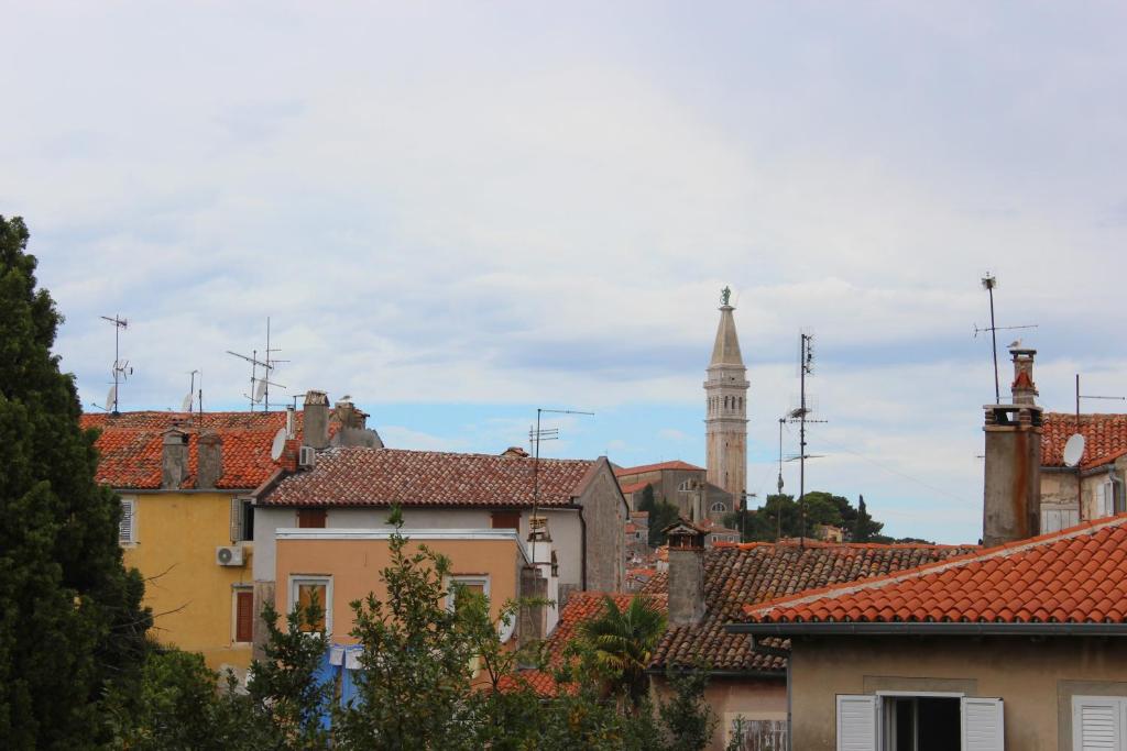widok na miasto z wieżą zegarową w obiekcie Romantic Apartment Pusta w Rovinj