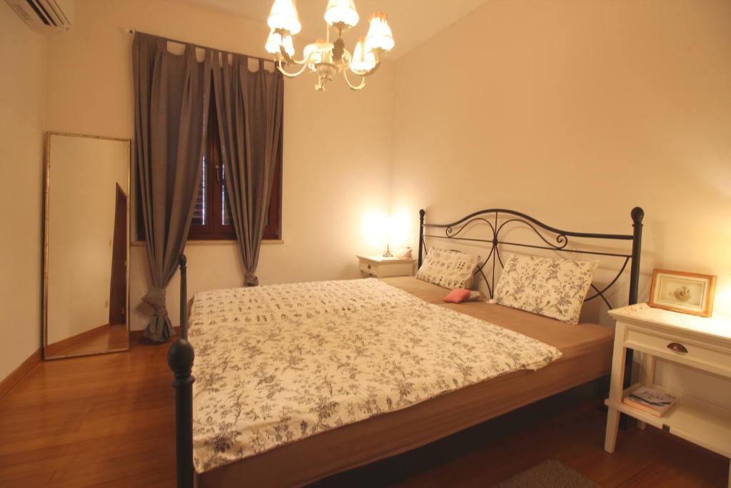 Łóżko lub łóżka w pokoju w obiekcie Romantic Apartment Pusta