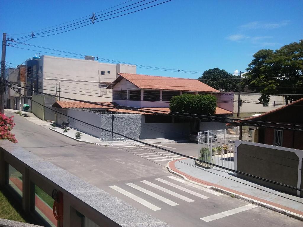 Blick auf eine leere Straße mit einem Gebäude in der Unterkunft Casa temporada Cocal/Praia de Itaparica-Vila Velha in Vila Velha