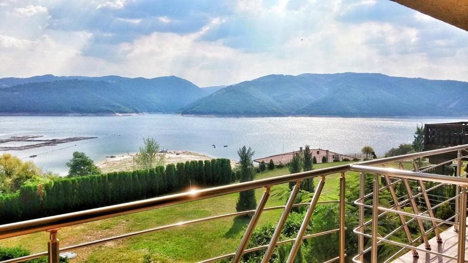 een balkon met uitzicht op een waterlichaam bij Villa Irina in Kŭrdzhali