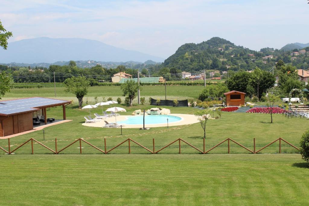 ein Bild eines Schwimmbades auf einem Feld in der Unterkunft Country House Barone D'Asolo in Asolo