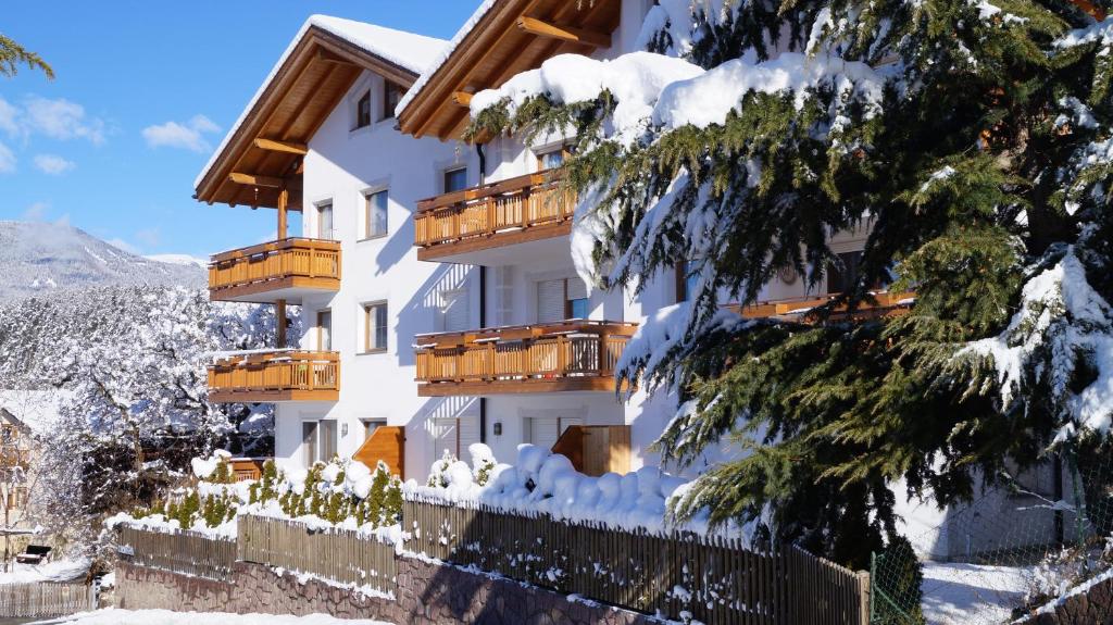 ライオーンにあるB&B L'Arca di Noèの雪に覆われた建物(バルコニー付)