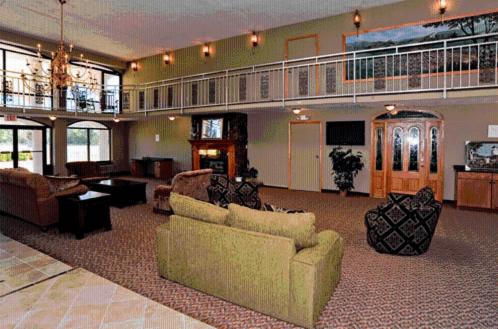 sala de estar amplia con 2 sofás en Americana Inn - Henderson, en Henderson