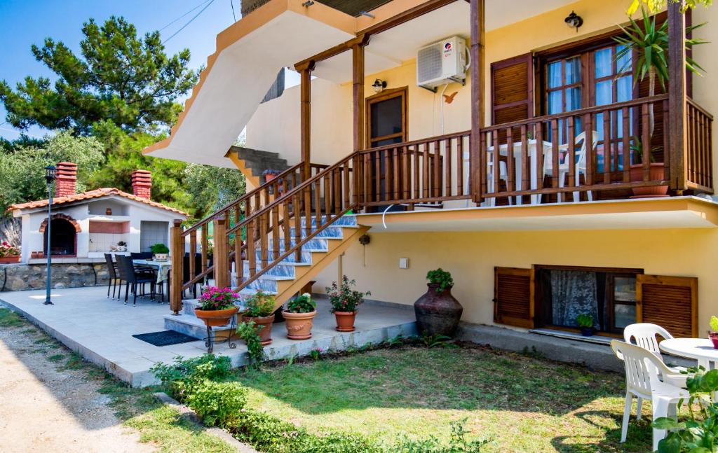 スカラ・カリラキスにあるVilla Vrachosの階段とパティオ付きの家
