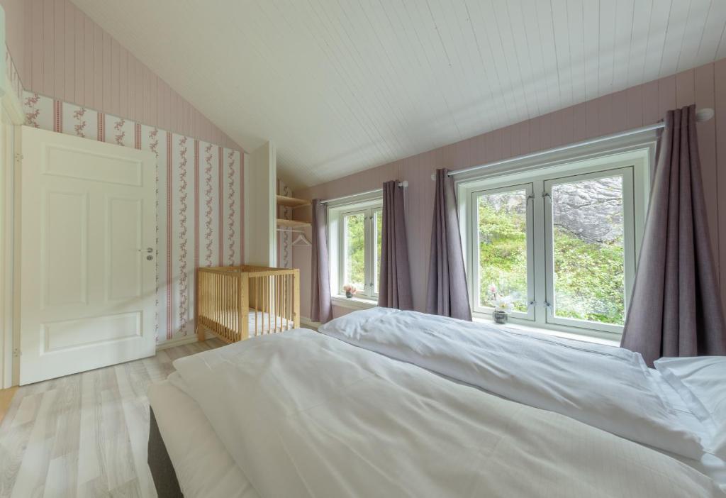 Postel nebo postele na pokoji v ubytování Kabelvåg Feriehus & Camping