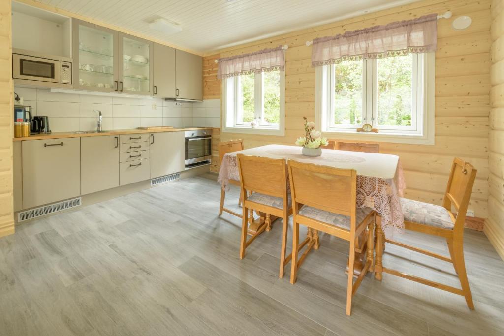 Kuchyň nebo kuchyňský kout v ubytování Kabelvåg Feriehus & Camping