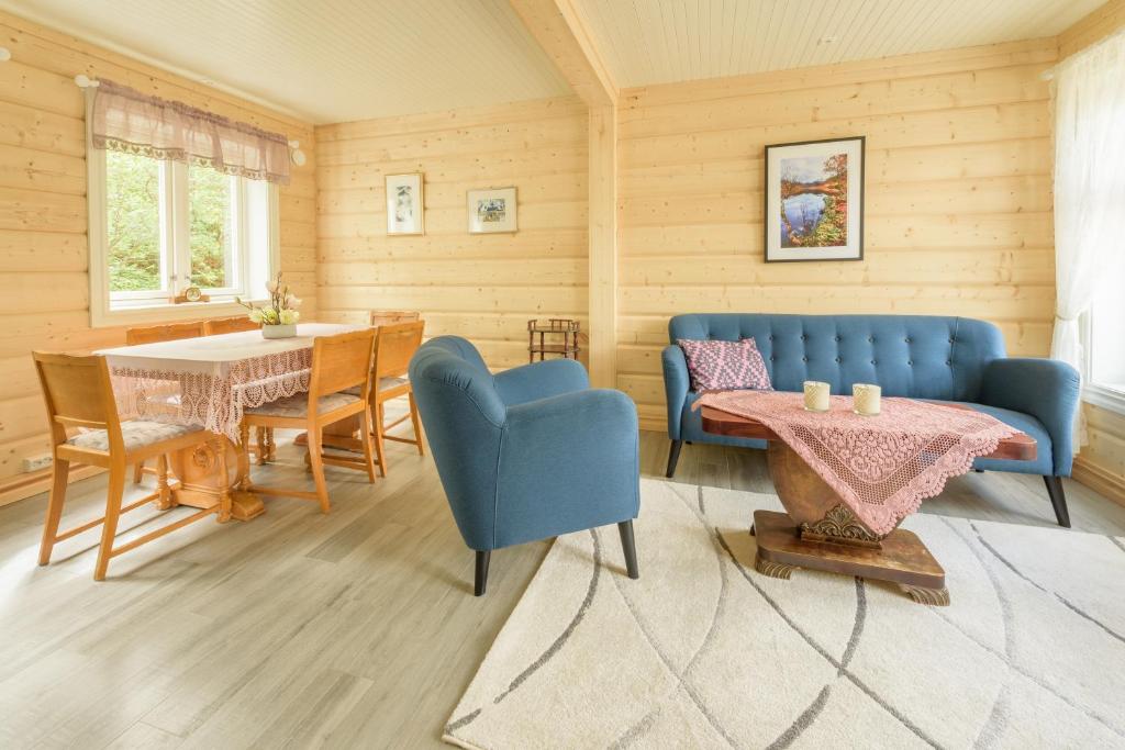 Posezení v ubytování Kabelvåg Feriehus & Camping