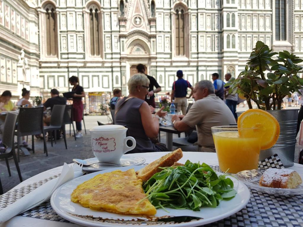 ein Teller mit Essen auf einem Tisch mit einem Frühstück mit Omelett und Salat in der Unterkunft Lady Luna B&B in Florenz