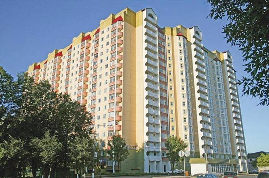 コロリョフにあるApartments in Korolevの多くのバルコニーが備わる大きなアパートメントです。