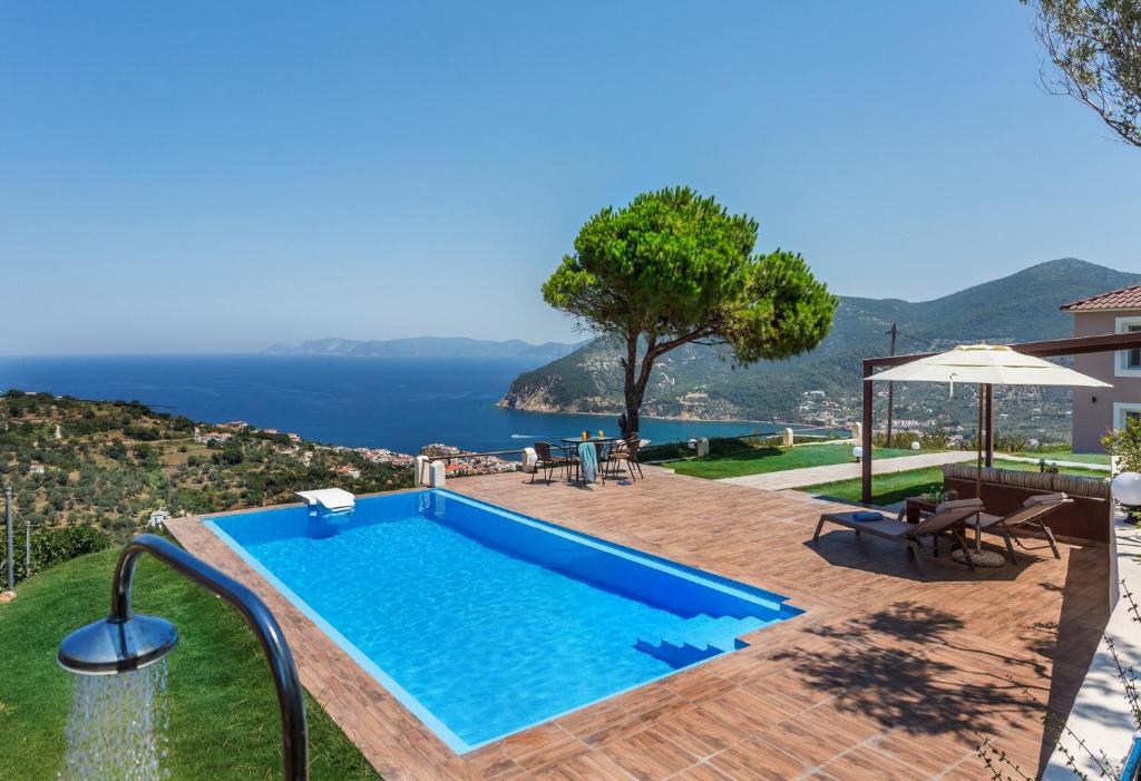 una villa con piscina e vista sull'oceano di Villa Savvina a Skopelos Town