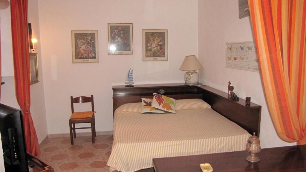 セストリ・レヴァンテにあるLa Casa delle Vitiの小さなベッドルーム(ベッド1台、椅子付)