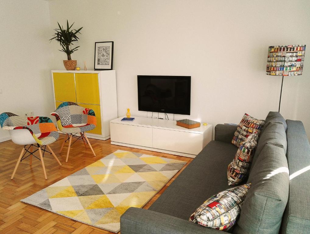 sala de estar con sofá y TV de pantalla plana en Always Porto en Vila Nova de Gaia