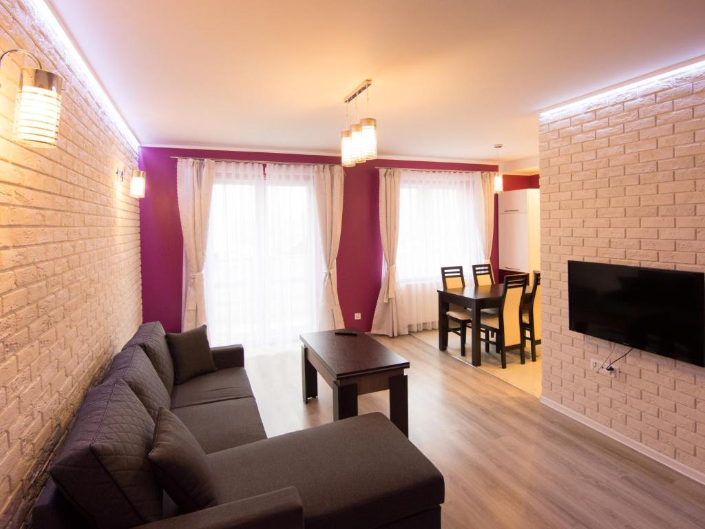 ein Wohnzimmer mit einem Sofa und einem TV in der Unterkunft Living Room New in Tarnów
