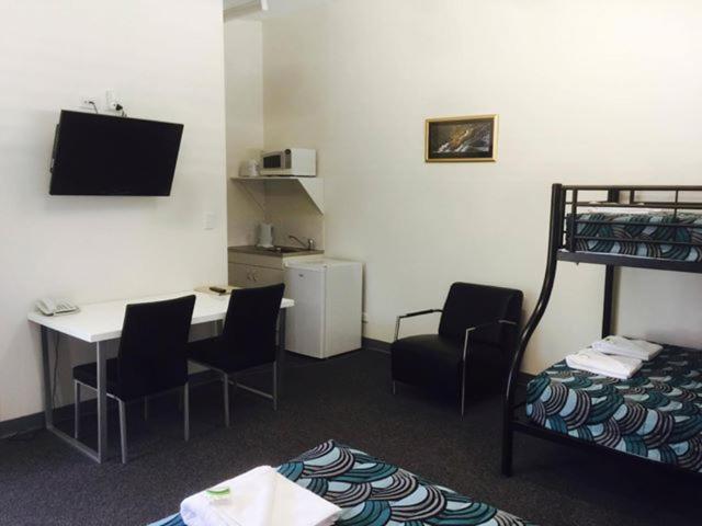 Postel nebo postele na pokoji v ubytování Springsure Overlander Motel