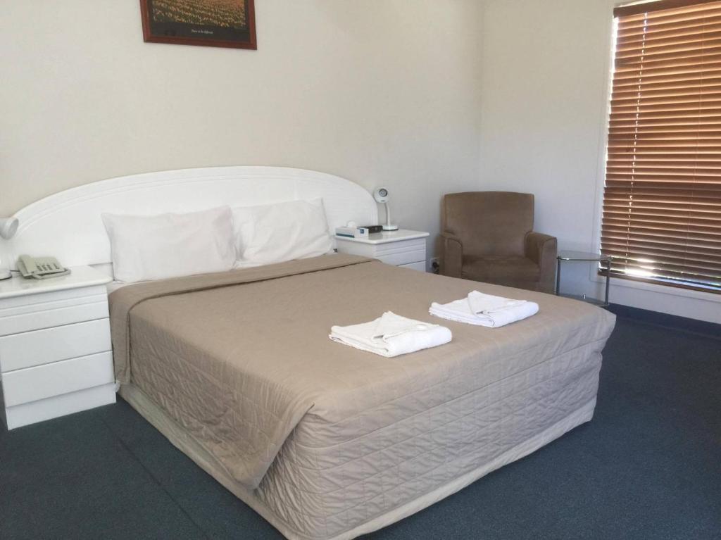 Postel nebo postele na pokoji v ubytování Springsure Overlander Motel