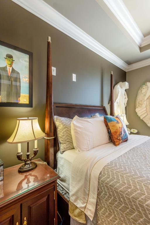 Rúm í herbergi á Brookside Inn Boutique Hotel