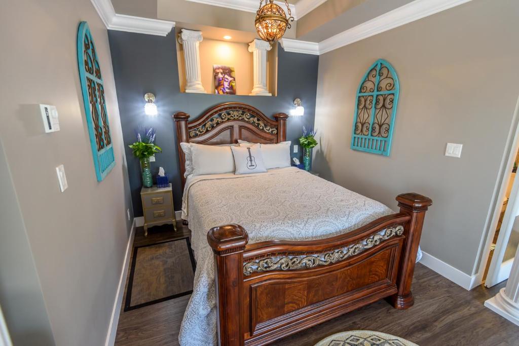 Rúm í herbergi á Brookside Inn Boutique Hotel