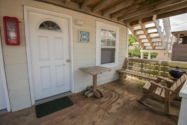 une terrasse couverte d'une maison avec un banc et une porte dans l'établissement Avon Cottages, à Avon