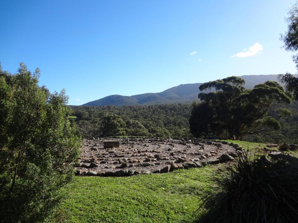 un campo de piedra con árboles y montañas al fondo en Hawksview at Mafeking en Mafeking