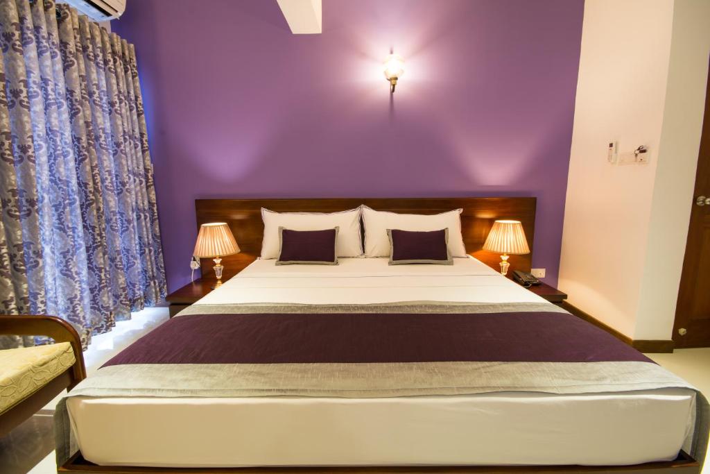 Postel nebo postele na pokoji v ubytování Ceyloni City Hotel