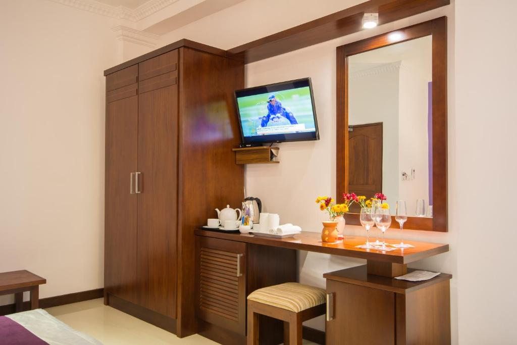 TV a/nebo společenská místnost v ubytování Ceyloni City Hotel
