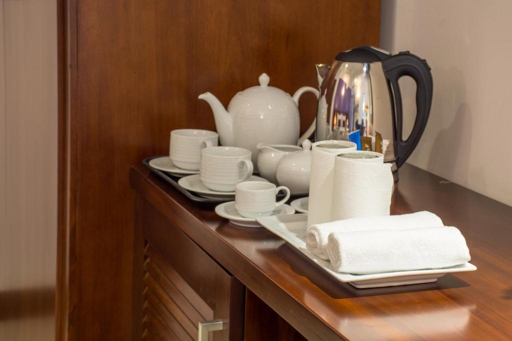 Příslušenství pro přípravu čaje a kávy v ubytování Ceyloni City Hotel