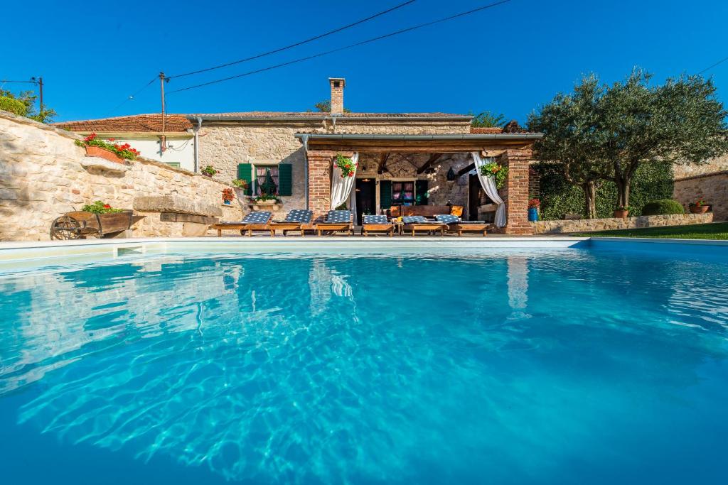 uma piscina em frente a uma casa em villa sisman em Donji Zemunik