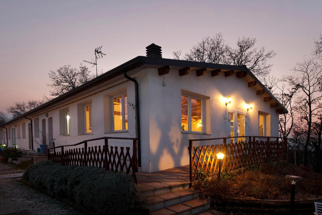 ein kleines weißes Haus mit Licht drauf in der Unterkunft Agriturismo La Gironda in Castrocaro Terme