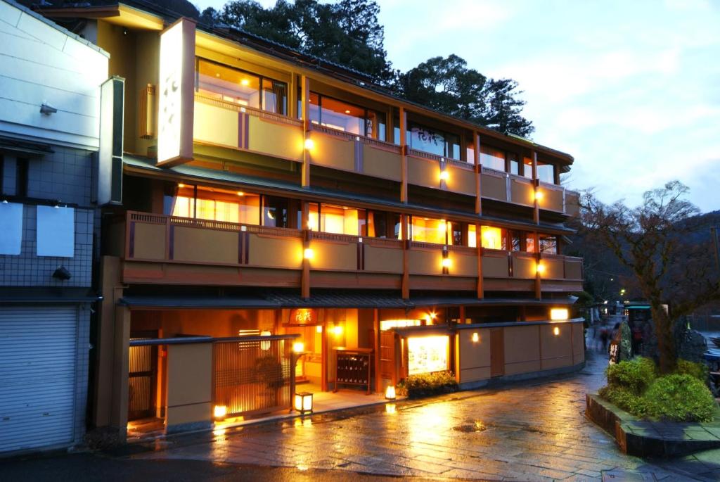 un edificio con luci sul lato di Hanaikada a Kyoto