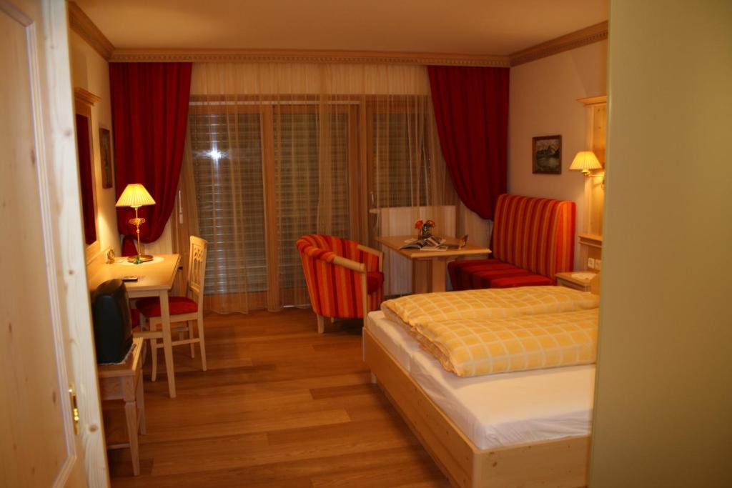 Postel nebo postele na pokoji v ubytování Hotel Schöne Aussicht