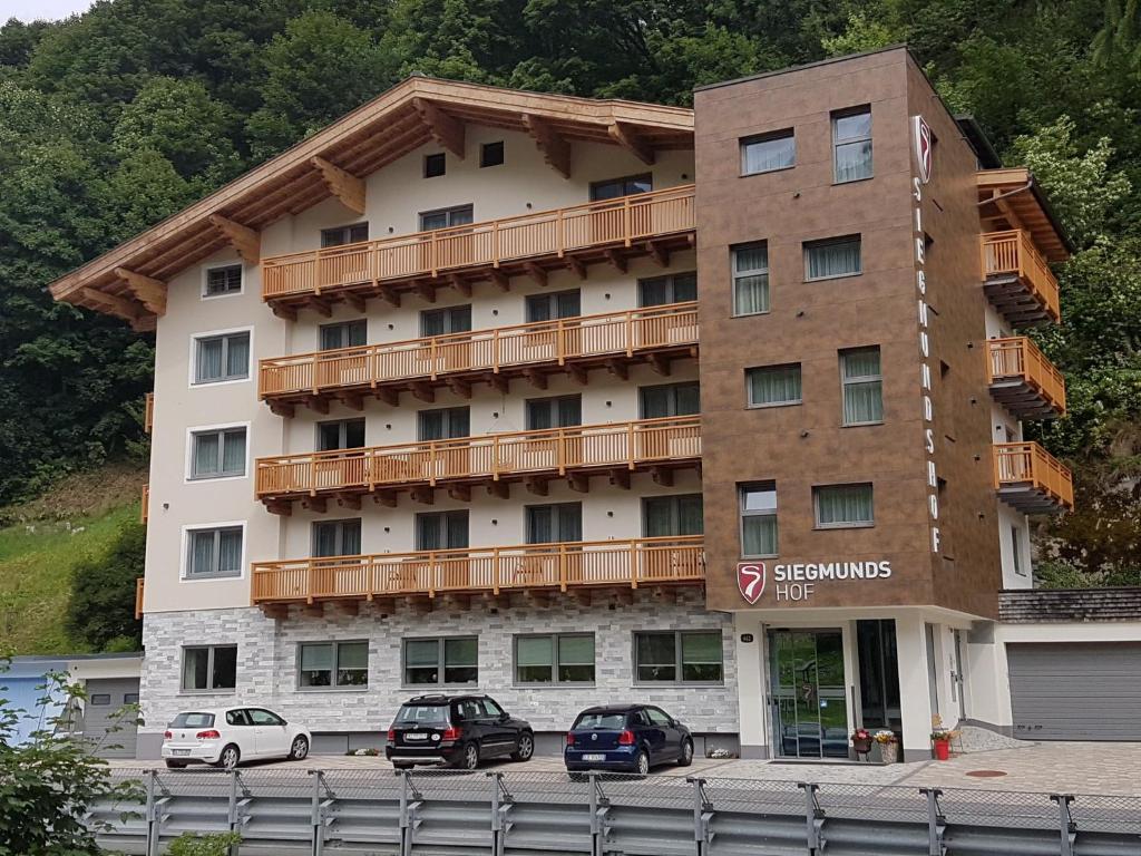 ein Hotel mit davor geparkt in der Unterkunft Hotel Garni Siegmundshof - inclusive Joker Card im Sommer in Saalbach-Hinterglemm