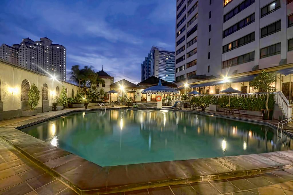 Bazén v ubytování Jayakarta Hotel Jakarta nebo v jeho okolí