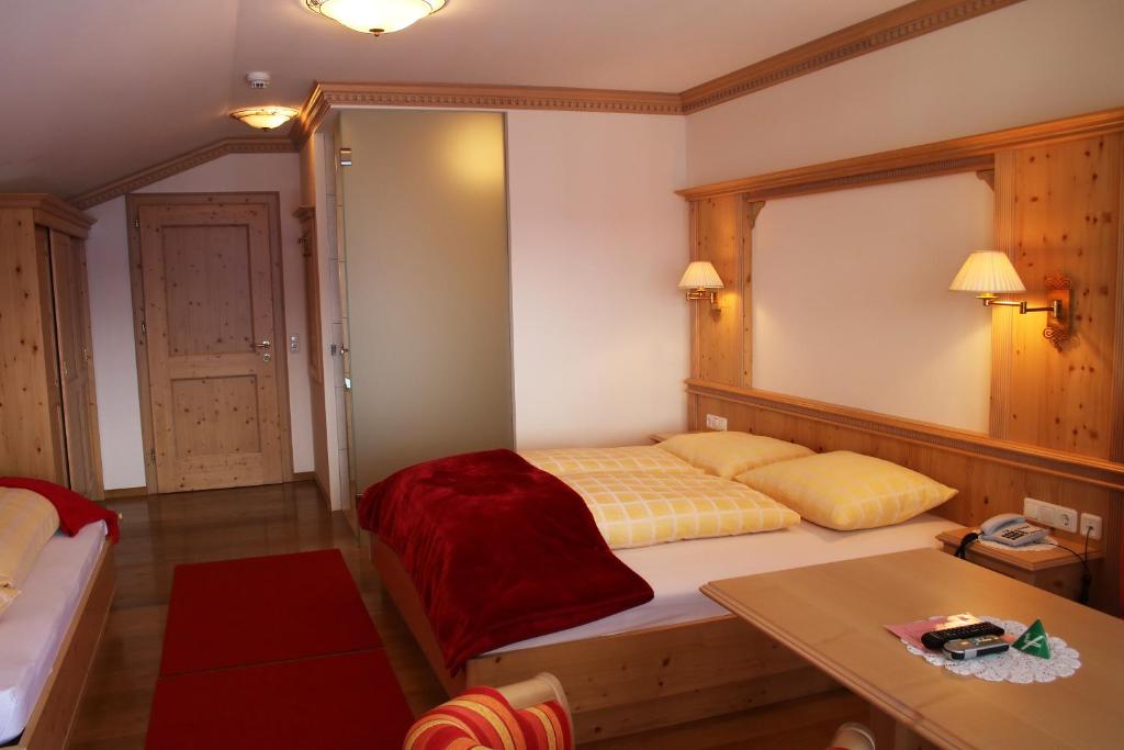 Postel nebo postele na pokoji v ubytování Hotel Schöne Aussicht