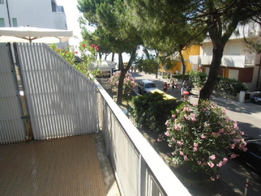 リニャーノ・サッビアドーロにあるRanch Sabbiadoroの木々の花の通りの隣の白い柵