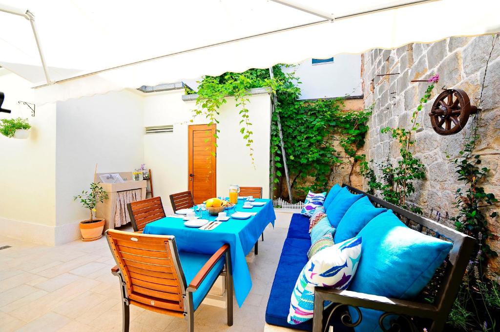 Luxury Apartment Dvor في سبليت: فناء مع طاولة وكراسي زرقاء