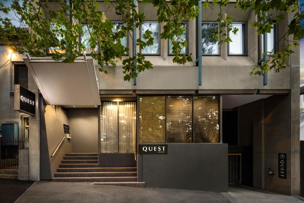 een gebouw met een zoekteken ervoor bij Quest Jolimont in Melbourne