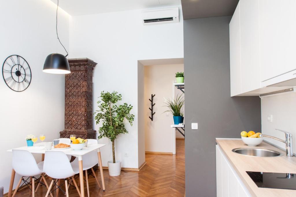 Kuchyň nebo kuchyňský kout v ubytování LOOX apartments Hatzova