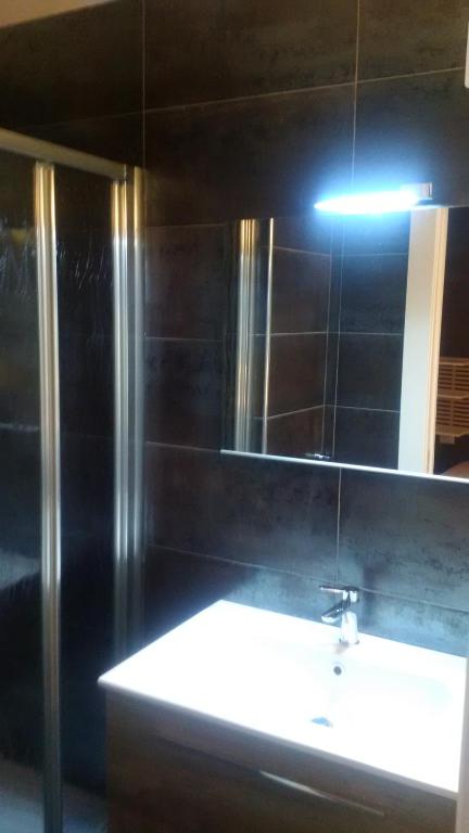 A bathroom at Suite White House