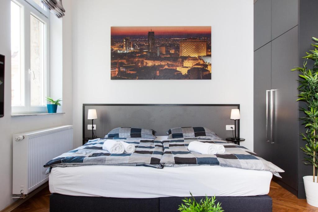 Postel nebo postele na pokoji v ubytování LOOX apartments Hatzova