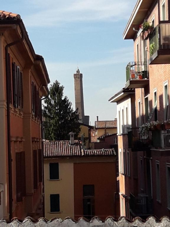 ボローニャにあるI Tre Caminiの建物と塔のある街の景色