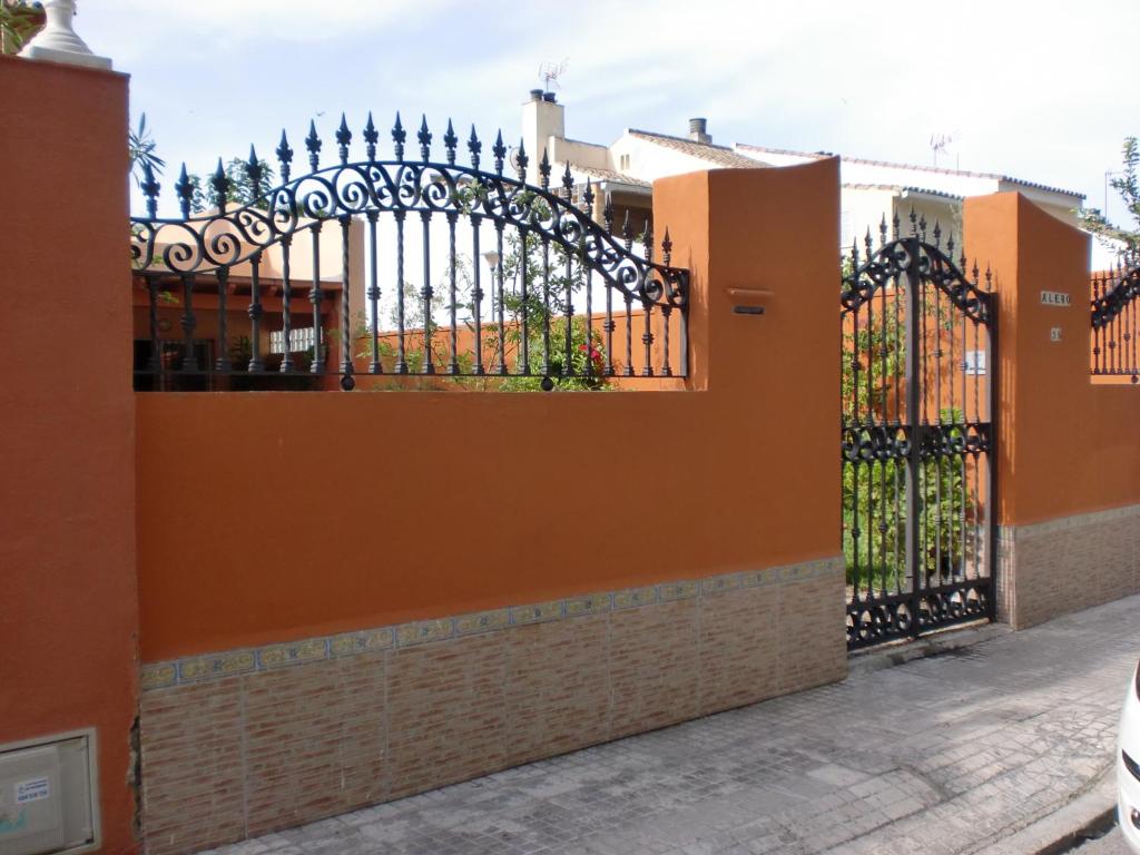 カディスにあるVilla Valdelagrana fantástica para familiasの橙の門